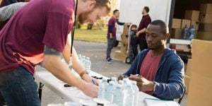 أهمية العمل التطوّعي .. 6 أمور تدفعك للعمل في المجتمع ومن أجله