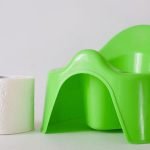 5 أسباب تجعل لون براز الطفل الرضيع اخضر