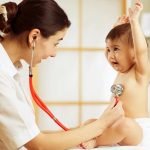 8 طرق لتخفيف الم التطعيم على الرضيع