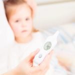 خفض حرارة الطفل بسرعة في 11 طريقة