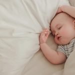 3 طرق للتعامل مع قيء الاطفال الرضع