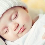 3  طرق لعلاج الصفراء للرُضع