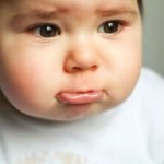9 من أهم علامات إصابة الطفل بالتهاب الأذن