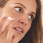 ابتعدوا عن مستحضرات التجميل .. 7 طرق طبيعية لعلاج الخدوش في الوجه منزلياً