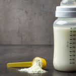 هل طفلكِ الرضيع يعاني من حساسية الألبان؟ تعرف على أهم 5 معلومات حول حساسية ألبان الرضع