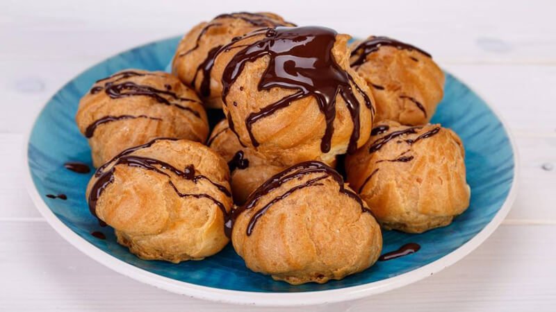 طريقة عمل بروفيترول الشيكولاتة.. 10 خطوات للحصول على أجمل الحلويات