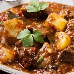 طريقة عمل صينية البطاطس باللحمة .. تعرفِ على 5 خطوات هامة لأكلة لذيذة وسريعة