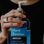 6 أشياء يجب توافرها في حقيبتك قبل الخروج أثناء فترة الكورونا