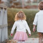 هل نسمح لأطفالنا باللعب مع أصدقائهم أثناء فيروس كورونا .. 9 أفكار حول ذلك