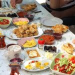 أسوأ عادات تناول الطعام في رمضان.. احذر من 7 عادات غير صحية
