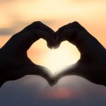 أجمل رسائل حب ورومانسية .. 18 عبارة وخاطرة عن الحب