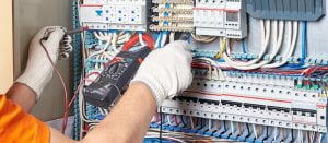 كيف يمكن التعامل مع مخاطر الكهرباء؟ 9 طرق لمساعدة مُصاب بصدمة كهربائية