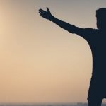هل الإنسان حر أم مقيد في حياته؟ 3 من أهم الأفكار الفلسفية الإسلامية عن الإنسان