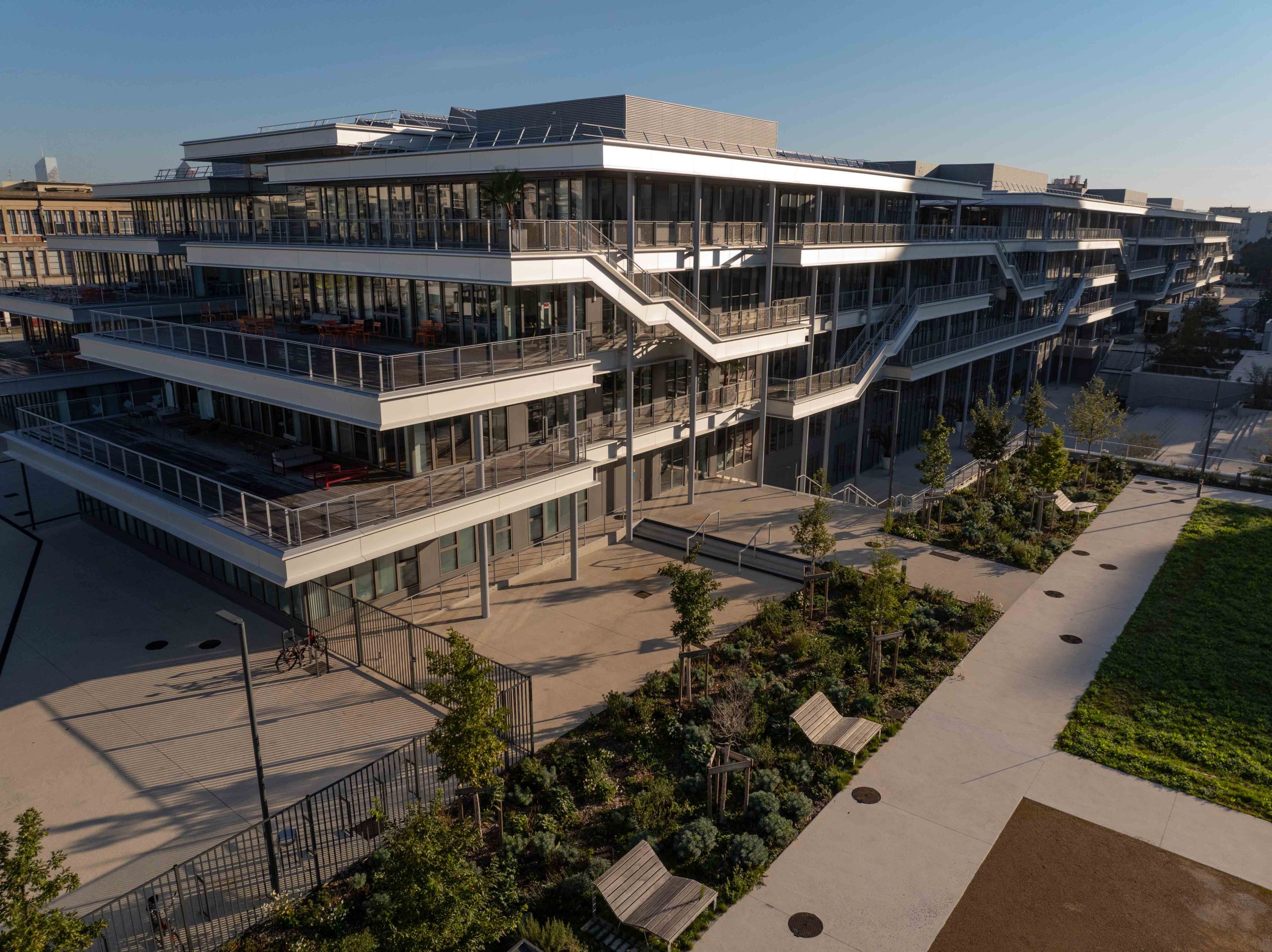 Emlyon business school