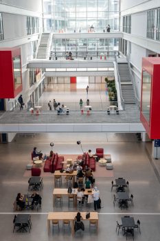 Emlyon business school