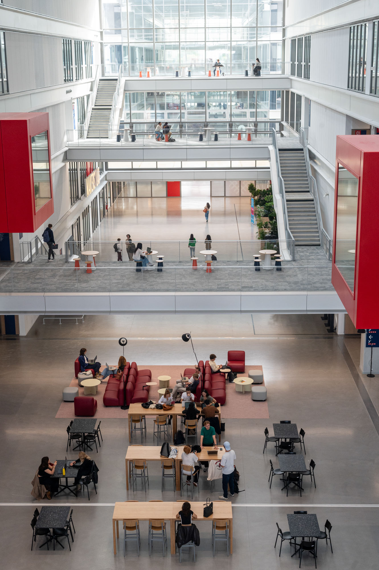 Emlyon business school